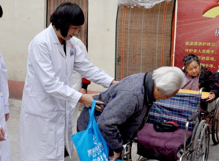 我院医护人员搀扶老奶奶上轮椅